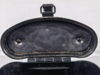 Behälter für ein Dienstglas 6x30 der Wehrmacht aus Preßmasse. Koppelschlaufen aus Ersatzmaterial defekt, sonst sehr guter Zustand
