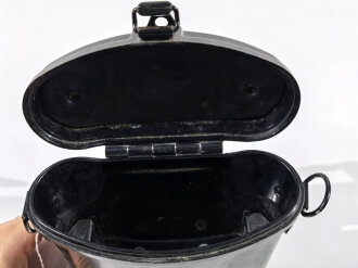 Behälter für ein Dienstglas 6x30 der Wehrmacht aus Preßmasse. Koppelschlaufen aus Ersatzmaterial defekt, sonst sehr guter Zustand