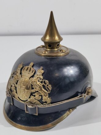 Bayern 1.Weltkrieg, Pickelhaube für Mannschaften aus Blech. Zum Teil beilackiert, die Kokarde sowie das Leder des Kinnriemen sind neuzeitlich ergänzt