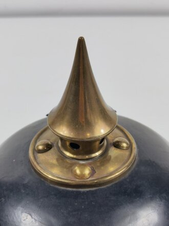 Bayern 1.Weltkrieg, Pickelhaube für Mannschaften aus Blech. Zum Teil beilackiert, die Kokarde sowie das Leder des Kinnriemen sind neuzeitlich ergänzt