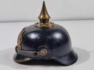 Bayern 1.Weltkrieg, Pickelhaube für Mannschaften aus Blech. Zum Teil beilackiert, die Kokarde sowie das Leder des Kinnriemen sind neuzeitlich ergänzt