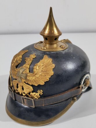 Preußen, Pickelhaube für Mannschaften im Reserve Infanterie Regiment 233.  Zusammengehöriger Helm, in allen teilen Original, der Kinnriemen angerissen