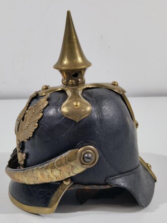 Preußen, Pickelhaube alter Art mit eckigem Vorderschirm und Reserveadler. Wohl zusammengestelltes Stück aus originalen Teilen mit guter Substanz