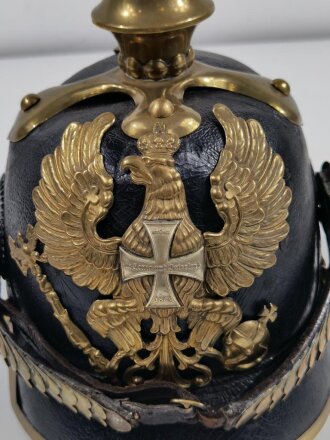 Preußen, Pickelhaube alter Art mit eckigem Vorderschirm und Reserveadler. Wohl zusammengestelltes Stück aus originalen Teilen mit guter Substanz