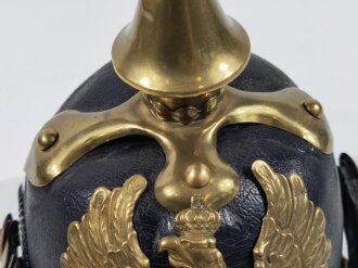 Preußen, Pickelhaube alter Art mit eckigem Vorderschirm und Reserveadler. Wohl zusammengestelltes Stück aus originalen Teilen mit guter Substanz