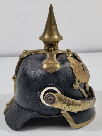 Preußen, Pickelhaube alter Art mit eckigem Vorderschirm und Reserveadler. Wohl zusammengestelltes Stück aus originalen Teilen mit guter Substanz