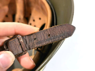 Heer, Stahlhelm Modell 1940. Meiner Ansicht nach eine komplette REPRODUKTION, Kopfgrösse 57, das Hakenkreuz entnazifiziert