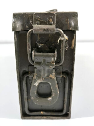 Patronenkasten für MG Wehrmacht. Überlackiertes Stück, darunter sandfarbener Originallack