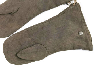 Paar Winter Wendehandschuhe Wehrmacht, mausgrau auf weiß, guter Zustand