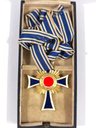 Ehrenkreuz der Deutschen Mutter in Gold im Etui mit Hersteller " Wilhelm Deumer, Lüdenscheid" , Etui mit Gebrauchsspuren, sonst guter Gesamtzustand