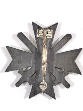 Kriegsverdienstkreuz 1. Klasse 1939 mit Schwertern, Zink mit Herstellermarkierung L/18 für  B.H. Mayer´s Hofkunstprägeanstalt, Pforzheim ,  Nadel mit Kleberesten