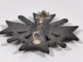 Kriegsverdienstkreuz 1. Klasse 1939 mit Schwertern, Zink mit Herstellermarkierung L/18 für  B.H. Mayer´s Hofkunstprägeanstalt, Pforzheim ,  Nadel mit Kleberesten