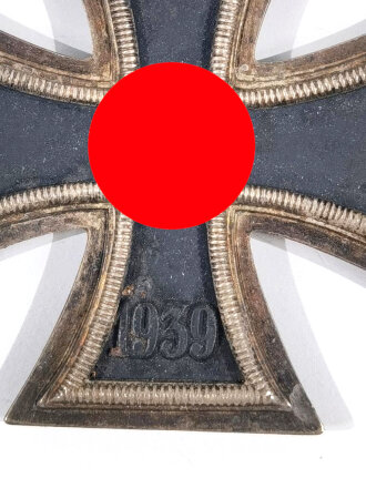 Eisernes Kreuz 2. Klasse 1939 mit Hersteller 55 im Bandring für " J.E. Hammer & Söhne, Geringswalde ", Hakenkreuz mit voller Schwärzung und kleiner Roststelle