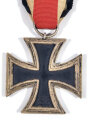 Eisernes Kreuz 2. Klasse 1939 mit Bandabschnitt, Hakenkreuz mit voller Schwärzung