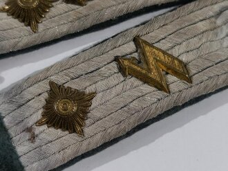 Kriegsmarine, Paar Schulterklappen eines Leutnant der Küstenartillerie mit Laufbahnabzeichen Funk, ein Abzeichen wurde falsch angebracht