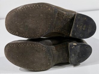 Paar Stiefel für Mannschaften der Wehrmacht, sogenannte " Knobelbecher" Ungereinigte Kammerstücke, Sohlenlänge 30,5cm, Variante ohne genagelte Sohle, Leder weich