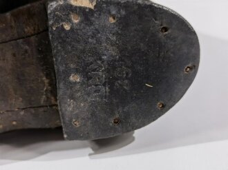 Paar Stiefel für Mannschaften der Wehrmacht, sogenannte " Knobelbecher" Ungereinigte Kammerstücke, Sohlenlänge 30,5cm, Variante ohne genagelte Sohle, Leder weich