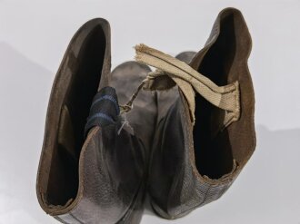 Paar Stiefel für Mannschaften der Wehrmacht, sogenannte " Knobelbecher" Ungereinigte Kammerstücke, Sohlenlänge 30,5cm, Variante ohne genagelte Sohle, Leder weich