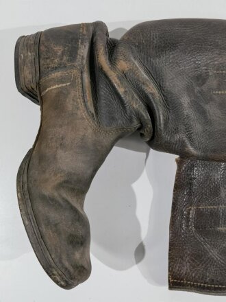 Paar Stiefel für Mannschaften der Wehrmacht, sogenannte " Knobelbecher" Ungereinigte Kammerstücke, Sohlenlänge 30,5cm, Variante ohne genagelte Sohle, Leder weich