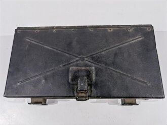 Kasten für Truppenfahrrad der Wehrmacht, gehört unter den Rahmen zum Transport eines Gurtkastens oder Stielhandgranaten M24. Zum Teil überlackiertes Stück