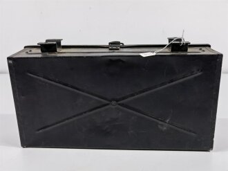 Kasten für Truppenfahrrad der Wehrmacht, gehört unter den Rahmen zum Transport eines Gurtkastens oder Stielhandgranaten M24. Zum Teil überlackiertes Stück