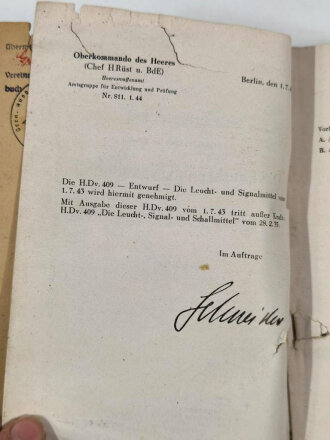 H.Dv.409 " Die Leucht- und Signalmittel" vom 1.7.43 mit 111 Seiten. Defekt, dennoch hochinteressant