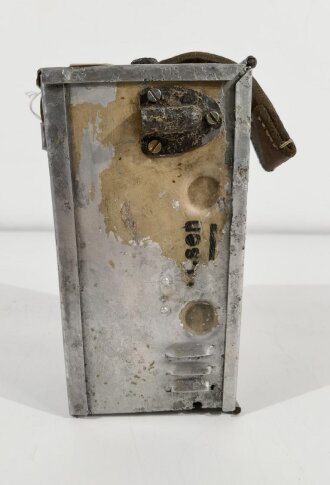 Batteriekasten für Kleinfunksprecher d ( Dorette ) der Wehrmacht.  Restaurierter Boden- oder Wasserfund, die Anschlussleiste ist eine neuzeitliche REPRODUKTION