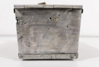 Batteriekasten für Kleinfunksprecher d ( Dorette ) der Wehrmacht.  Restaurierter Boden- oder Wasserfund, die Anschlussleiste ist eine neuzeitliche REPRODUKTION