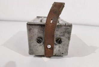 Batteriekasten für Kleinfunksprecher d ( Dorette ) der Wehrmacht.  Restaurierter Boden- oder Wasserfund, die Anschlussleiste ist eine neuzeitliche REPRODUKTION