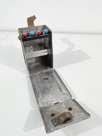 Batteriekasten für Kleinfunksprecher d ( Dorette ) der Wehrmacht.  Restaurierter Boden- oder Wasserfund, die Anschlussleiste ist eine neuzeitliche REPRODUKTION
