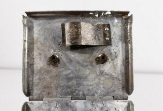 Batteriekasten für Kleinfunksprecher d ( Dorette ) der Wehrmacht.  Restaurierter Boden- oder Wasserfund, die Anschlussleiste ist eine neuzeitliche REPRODUKTION