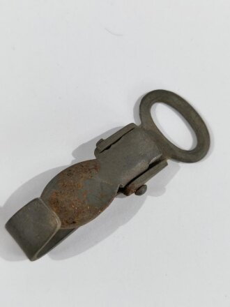 Metallbeschlag für eine Feldflasche der Wehrmacht, Eisen lackiert. Sie erhalten ein ( 1 ) Stück