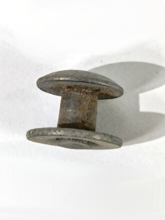 Metallbeschlag Wehrmacht zum befestigen des Endstück am Koppeltragegestell, Eisen lackiert. Sie erhalten ein ( 1 ) Stück