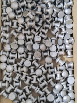 Metallbeschlag Wehrmacht Niete aus Eisen lackiert. 10mm...