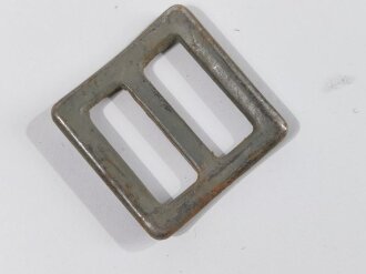 Metallbeschlag für diverse Trageriemen der Wehrmacht, Eisen lackiert. 28mm Breite.Sie erhalten ein ( 1 ) Stück
