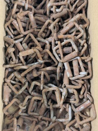 Metallbeschlag Wehrmacht, Eisen lackiert. Breite aussen 23 mm innen 16mm.Sie erhalten ein ( 1 ) Stück