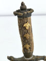 Griffstück eines jagdlichen Hirschfängers aus Marmorsockel als Schreibgerätablage.  Maße des Sockel 11,5 x 15cm. Gesamthöhe 23cm