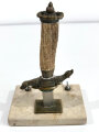 Griffstück eines jagdlichen Hirschfängers aus Marmorsockel als Schreibgerätablage.  Maße des Sockel 11,5 x 15cm. Gesamthöhe 23cm