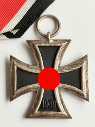 Eisernes Kreuz 2. Klasse 1939 mit Hersteller 7 im Bandring für " Paul Maybauer, Berlin ", Hakenkreuz mit voller Schwärzung