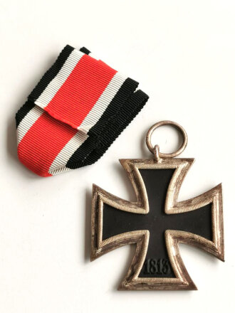 Eisernes Kreuz 2. Klasse 1939 mit Hersteller 7 im Bandring für " Paul Maybauer, Berlin ", Hakenkreuz mit voller Schwärzung