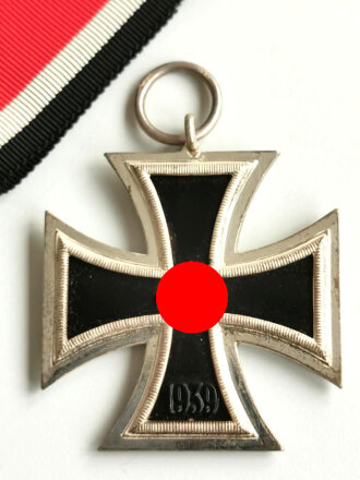Eisernes Kreuz 2. Klasse 1939 mit Hersteller 100 im Bandring für " Rudolf Wächtler & Lange, Mittweida ", Hakenkreuz mit voller Schwärzung, schöner frostiger Zustand