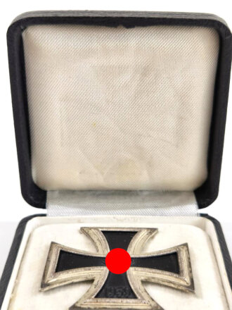 Eisernes Kreuz 1. Klasse 1939 mit Hersteller " 100 " in der Nadel für " Rudolf Wächtler & Lange, Mittweida " mit Verleihungsetui, Hakenkreuz minimal Berieben, magnetisches Stück, das Hakenkreuz mit vollständiger Schwärzung