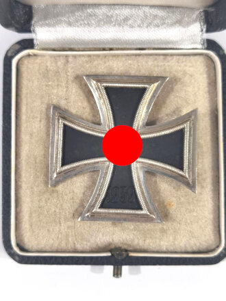 Eisernes Kreuz 1. Klasse 1939 mit Hersteller " L/11 " auf der Rückseite für " Wilhelm Deumer, Lüdenscheid " im LDO Verleihungsetui, Hakenkreuz mit voller Schwärzung