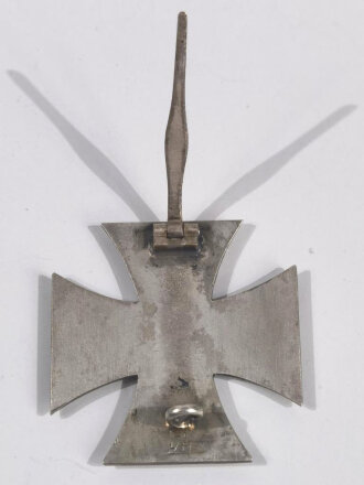 Eisernes Kreuz 1. Klasse 1939 mit Hersteller " L/11 " auf der Rückseite für " Wilhelm Deumer, Lüdenscheid " im LDO Verleihungsetui, Hakenkreuz mit voller Schwärzung