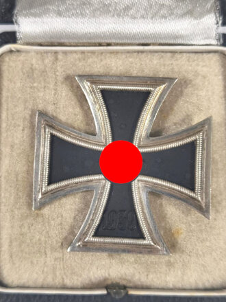 Eisernes Kreuz 1. Klasse 1939 mit Hersteller " L/11 " auf der Rückseite für " Wilhelm Deumer, Lüdenscheid " im LDO Verleihungsetui, Hakenkreuz mit voller Schwärzung