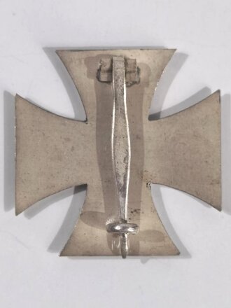 Eisernes Kreuz 1. Klasse 1939 mit Hersteller " L/11 " auf der Rückseite für " Wilhelm Deumer, Lüdenscheid " im LDO Verleihungsetui, Hakenkreuz mit voller Schwärzung