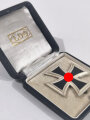 Eisernes Kreuz 1. Klasse 1939 mit Hersteller " L/11 " auf der Rückseite für " Wilhelm Deumer, Lüdenscheid " im LDO Verleihungsetui, Hakenkreuz mit voller Schwärzung