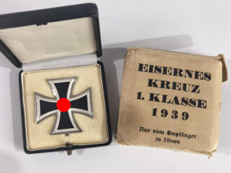 Eisernes Kreuz 1. Klasse 1939 mit Hersteller " L/11 " auf der Rückseite für " Wilhelm Deumer, Lüdenscheid .mit Umkarton dieser Beschädigt, Eisernes Kreuz und Etui im Bestzustand, Hakenkreuz mit voller Schwärzung,