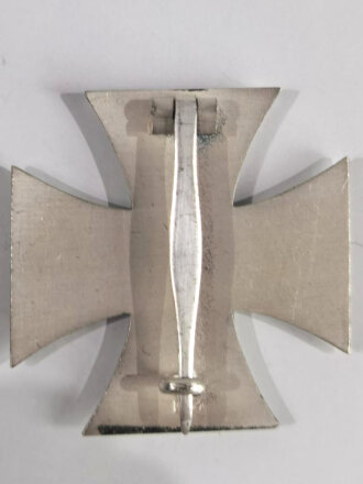 Eisernes Kreuz 1. Klasse 1939 mit Hersteller " L/11 " auf der Rückseite für " Wilhelm Deumer, Lüdenscheid .mit Umkarton dieser Beschädigt, Eisernes Kreuz und Etui im Bestzustand, Hakenkreuz mit voller Schwärzung,