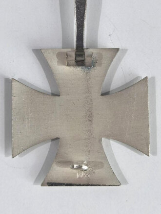 Eisernes Kreuz 1. Klasse 1939 mit Hersteller " L/11 " auf der Rückseite für " Wilhelm Deumer, Lüdenscheid .mit Umkarton dieser Beschädigt, Eisernes Kreuz und Etui im Bestzustand, Hakenkreuz mit voller Schwärzung,